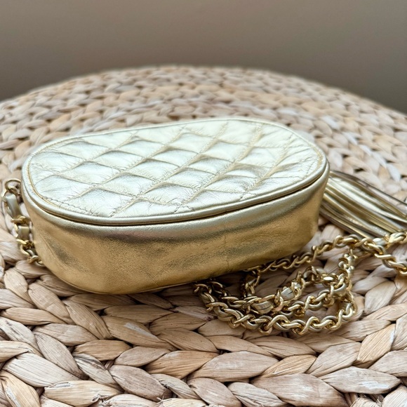 Vintage quilted gold fashion bag with tassel and chain strap - Picture 4 of 7